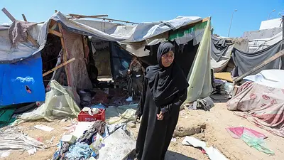 Los desplazados de Gaza se enfrentan a terribles condiciones en el patio de un hospital Los desplazados de Gaza se enfrentan a terribles condiciones en el patio de un hospital