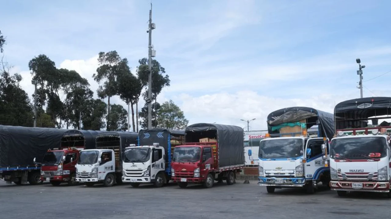 Gobierno de Colombia y camioneros logran acuerdo para suspender protesta y bloqueos de carreteras