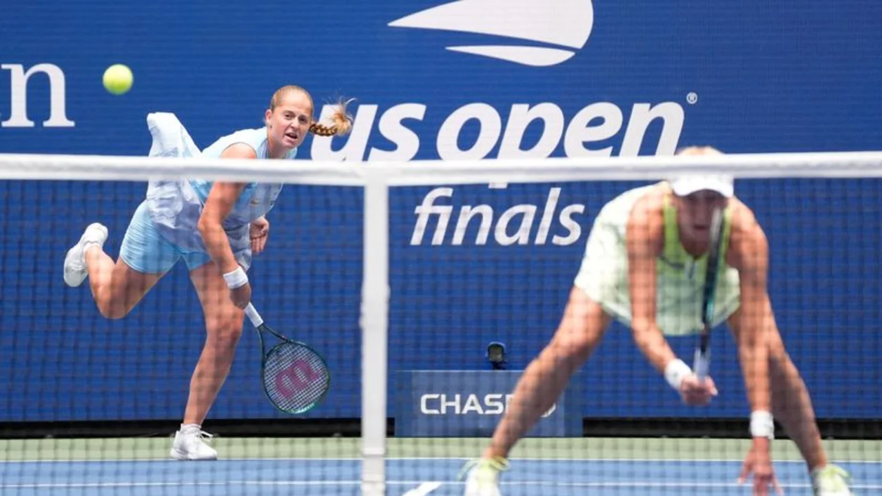 Letona Ostapenko y ucraniana Kichenok ganan el título femenino de dobles del Abierto de EEUU