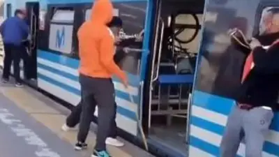 Once detenidos en el tren Sarmiento por una pelea Once detenidos en el tren Sarmiento por una pelea