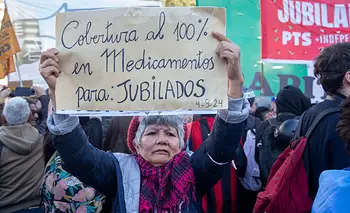 Jubilados en el Congreso pintaron cruces para visibilizar fallecidos por falta de remedios | Jubilados