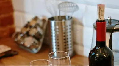 Qué pasa si guardo un corcho de vino en la heladera. Qué pasa si guardo un corcho de vino en la heladera.