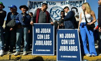 El superávit fiscal de febrero volvió a sostenerse en mayores recortes del gasto | Ajuste