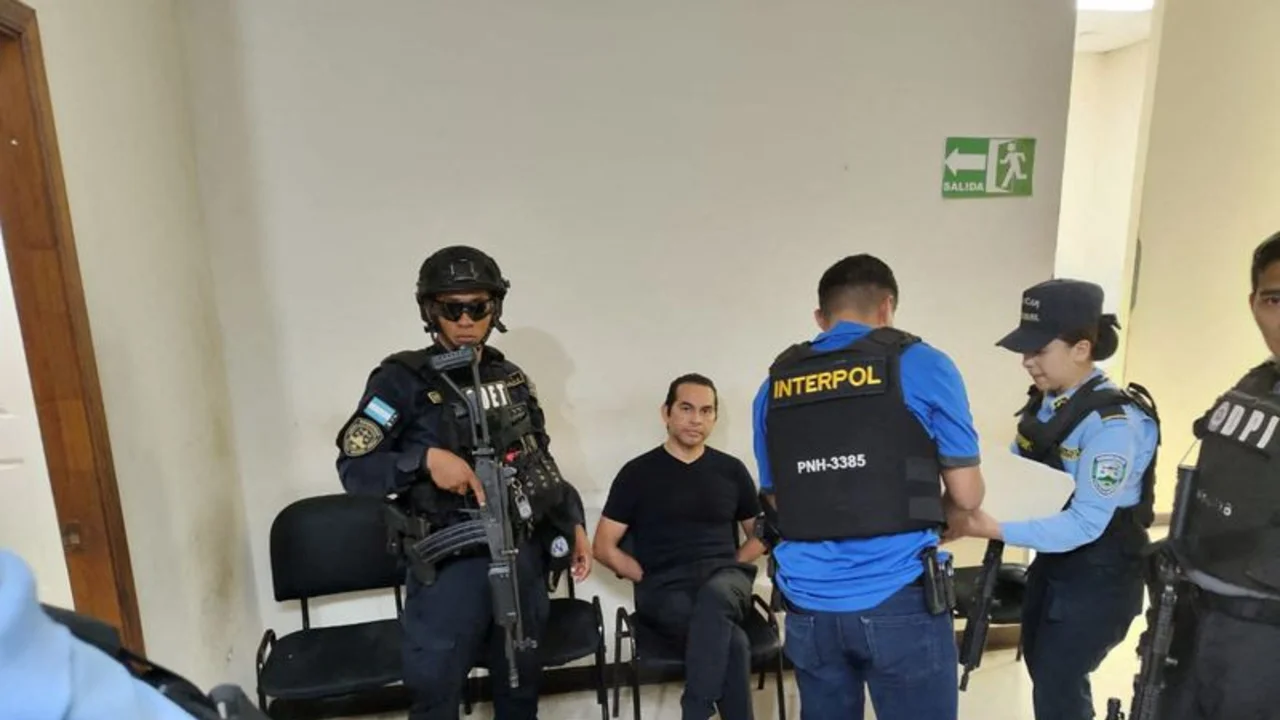 Mueren en accidente de helicóptero el director de la policía de El Salvador y un acusado de desfalco