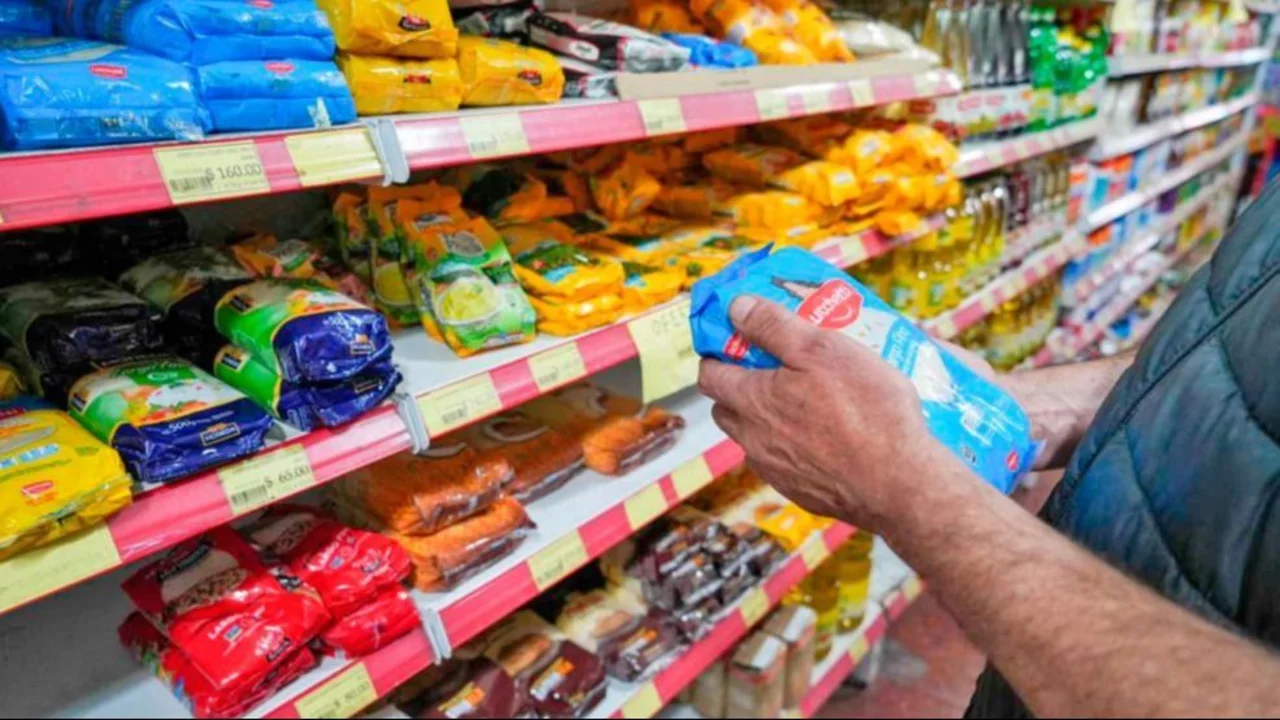 El consumo en los grandes supermercados cayó un 12% interanual durante julio