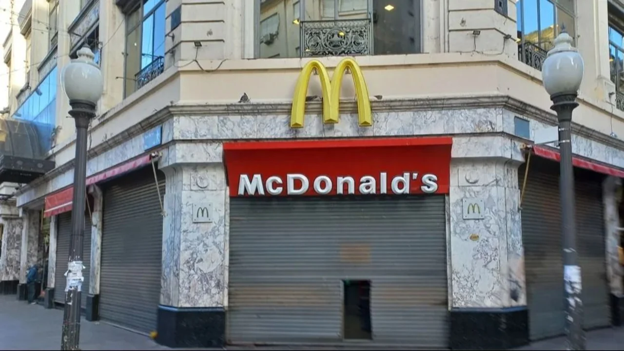 Qué pasó con McDonald's en Argentina en medio de la crisis por Javier Milei. Qué decisión tomó McDonald's. Nueva sucursal en Adrogué