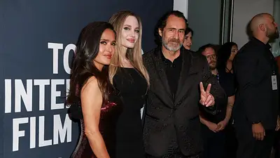 Jolie y Hayek llevan el brillo de Hollywood a Toronto en el estreno de "Whitout Blood" Jolie y Hayek llevan el brillo de Hollywood a Toronto en el estreno de "Whitout Blood"