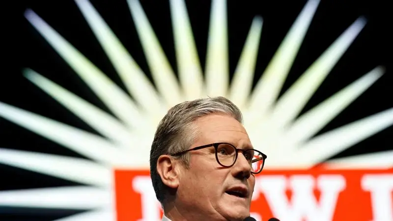 Starmer defiende recortes de gasto antes de votación sobre freno al pago de carburantes