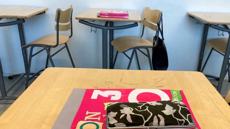 Adiós pantallas, hola libros: algunos estudiantes finlandeses vuelven al papel tras la fiebre digital