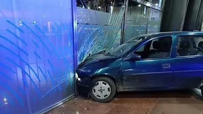 A lo "Bombita": subió a la peatonal y estrelló su auto contra un banco de Rosario porque no le dieron un crédito A lo "Bombita": subió a la peatonal y estrelló su auto contra un banco de Rosario porque no le dieron un crédito