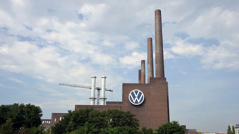 Volkswagen rompe un pacto de seguridad laboral de décadas en Alemania, prepara despidos