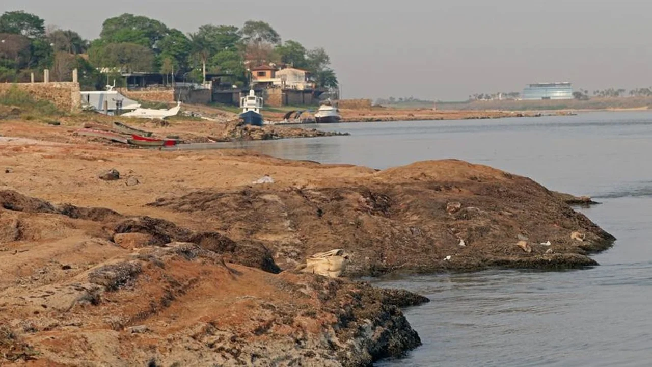 La provincia enfrenta la bajada del Río Paraguay y su dificultad en la navegación