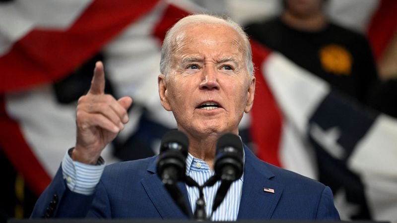 Biden dice que trabaja para quitar prohibición de uso de armas de largo alcance por parte de Ucrania