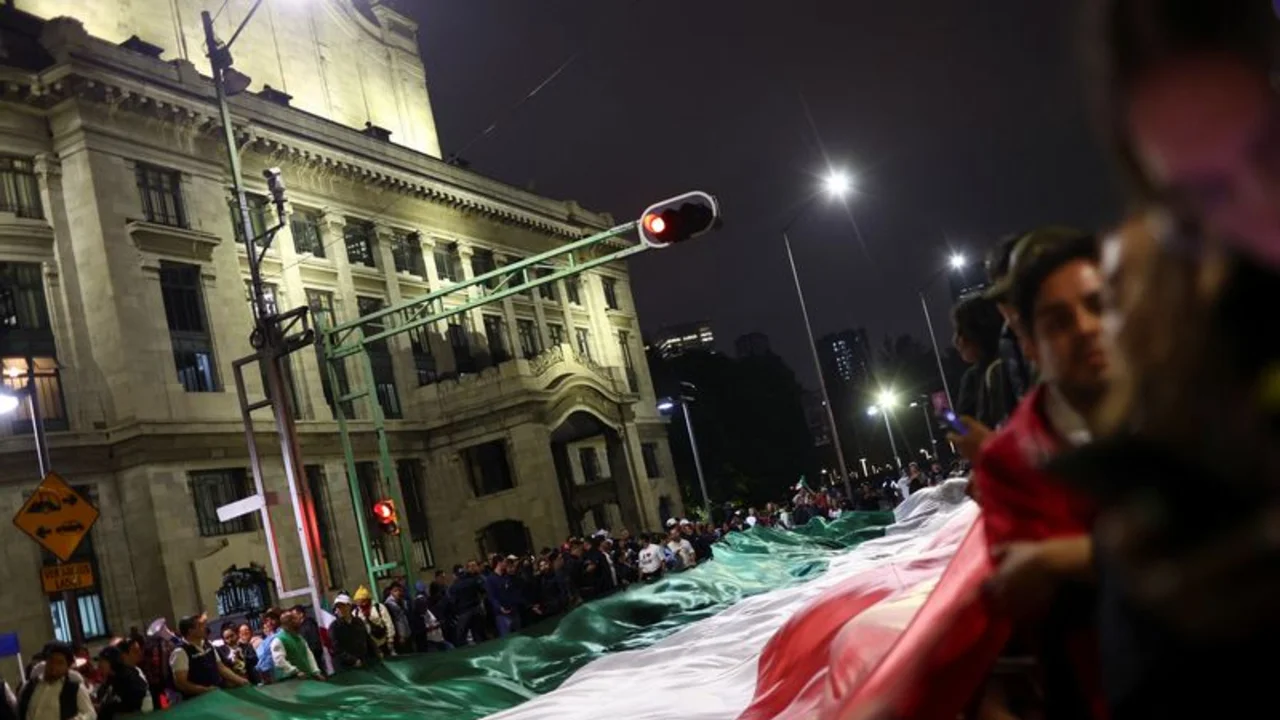 Senado mexicano aprueba en lo general controvertida reforma judicial en medio de protestas