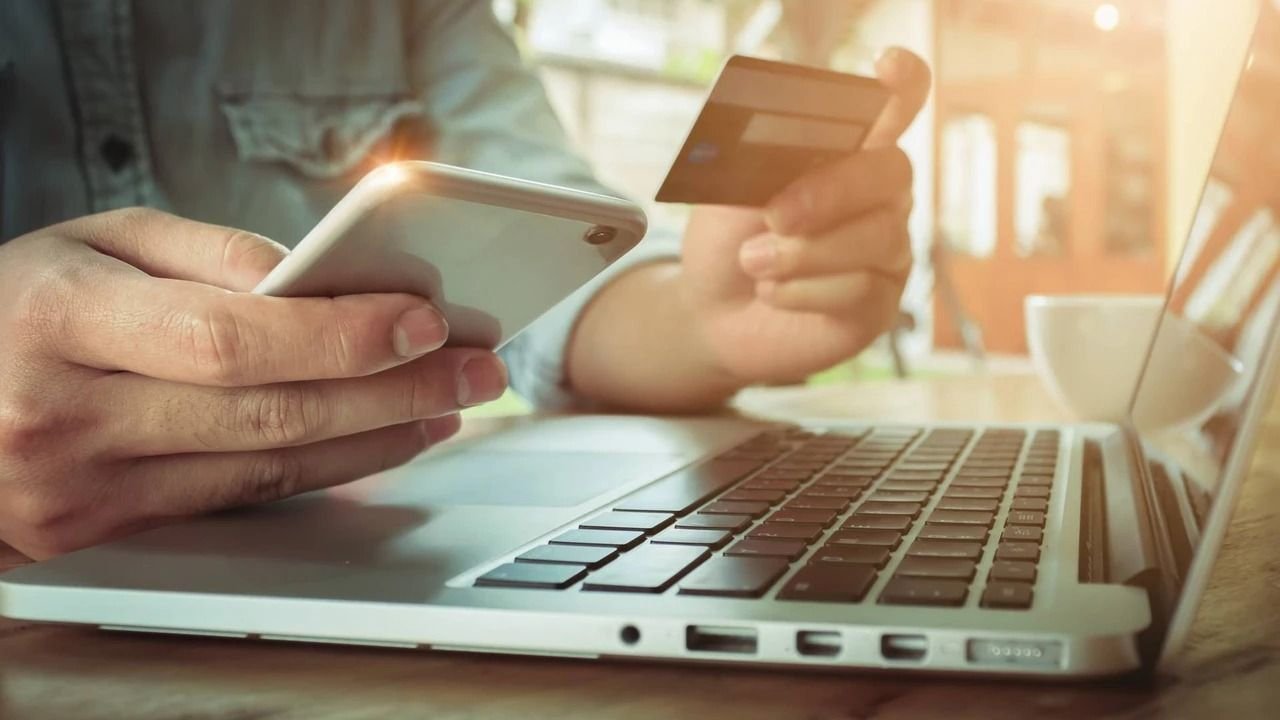 Hombre comprando por internet