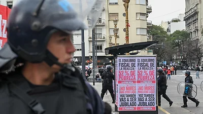 La Policía reprimió de nuevo a los jubilados tras la ratificación del veto de Milei en el Congreso La Policía reprimió de nuevo a los jubilados tras la ratificación del veto de Milei en el Congreso