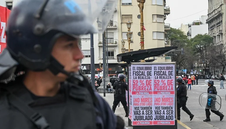 La Policía reprimió de nuevo a los jubilados tras la ratificación del veto de Milei en el Congreso