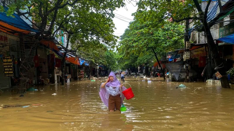 Partes de Hanói siguen inundadas por los corrimientos de tierra en el norte de Vietnam