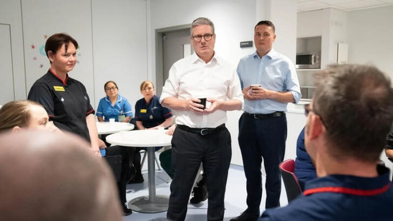 Reformar o morir: Starmer promete un plan de diez años para arreglar la sanidad pública británica