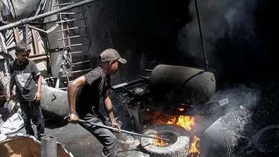 Los habitantes de Gaza queman residuos plásticos para producir combustible Los habitantes de Gaza queman residuos plásticos para producir combustible
