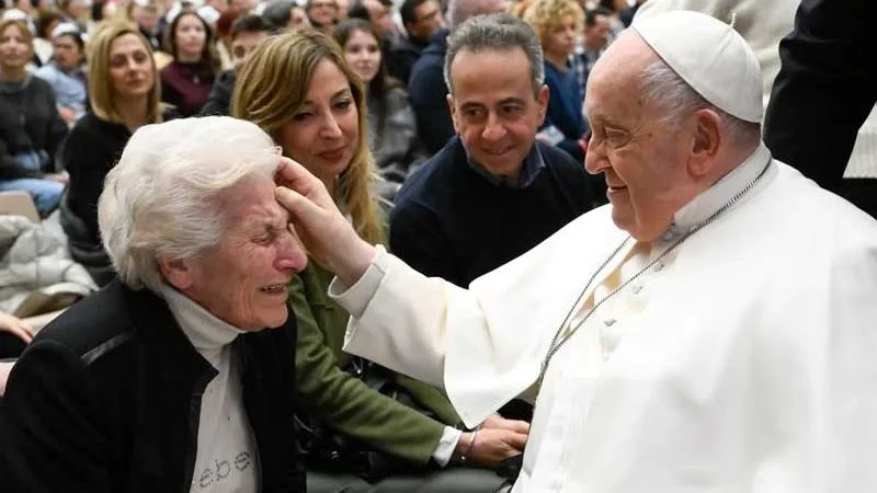 Papa Francisco bendice a una señora