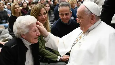 Papa Francisco bendice a una señora Papa Francisco bendice a una señora