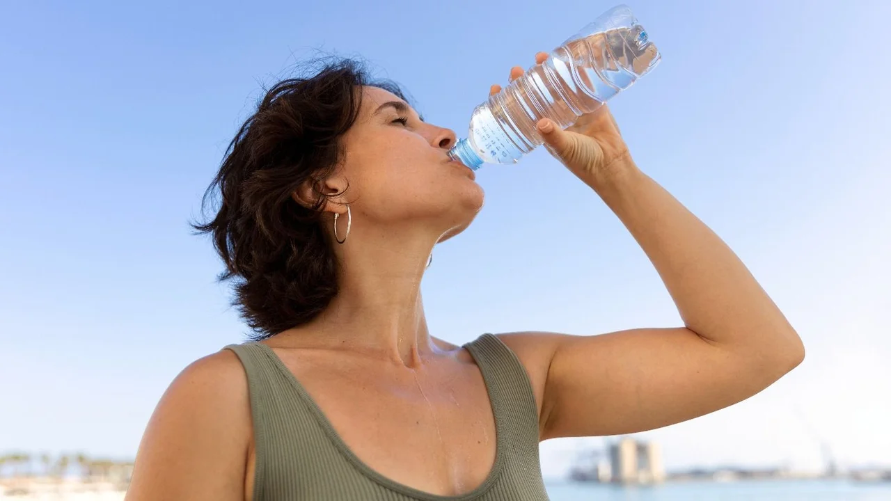 Tomar agua.