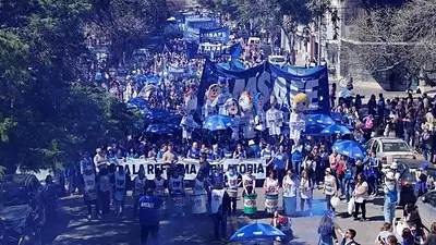 Mientras Diputados debate la reforma previsional de Pullaro, docentes se manifiestan en la Legislatura Mientras Diputados debate la reforma previsional de Pullaro, docentes se manifiestan en la Legislatura