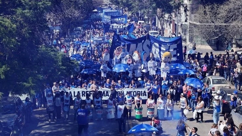 Mientras Diputados debate la reforma previsional de Pullaro, docentes se manifiestan en la Legislatura