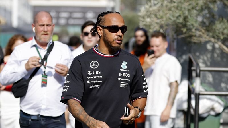 Hamilton dice que su enfoque en Ferrari no cambia por la decisión de Newey de irse a Aston Martin