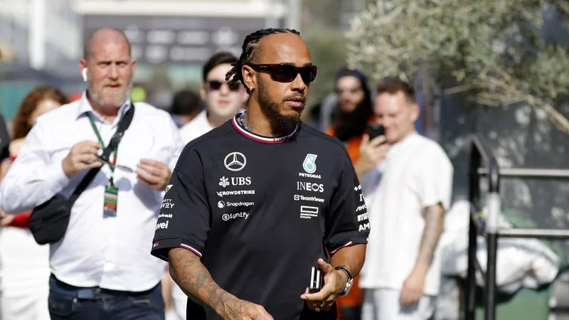 Hamilton dice que su enfoque en Ferrari no cambia por la decisión de Newey de irse a Aston Martin