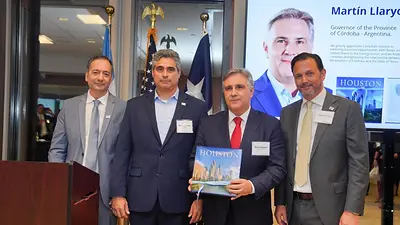 En su gira por Estados Unidos, Llaryora aseguró que es necesario "cooperar y no competir para ser mejores" En su gira por Estados Unidos, Llaryora aseguró que es necesario "cooperar y no competir para ser mejores"