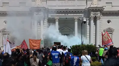 Santa Fe: Diputados aprobó la reforma jubilatoria en medio de represión e incidentes en la Legislatura Santa Fe: Diputados aprobó la reforma jubilatoria en medio de represión e incidentes en la Legislatura