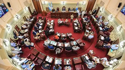 Represión y denuncias: la Legislatura de Santa Fe aprobó la reforma previsional Represión y denuncias: la Legislatura de Santa Fe aprobó la reforma previsional