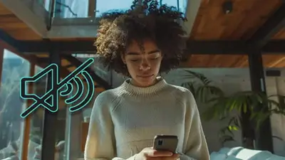 Mujer usando un celular y el logo del teléfono silenciado Mujer usando un celular y el logo del teléfono silenciado