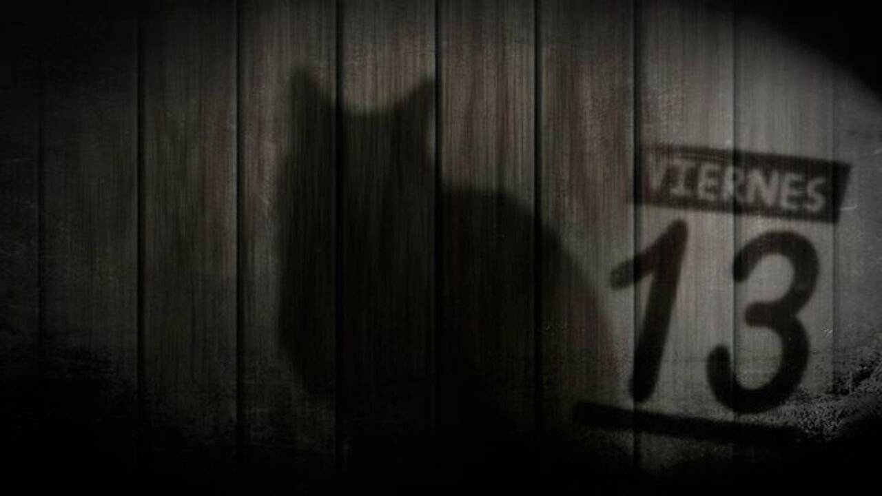 Gato negro y un viernes 13 en un calendario