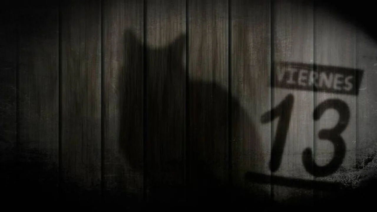 Gato negro y un viernes 13 en un calendario