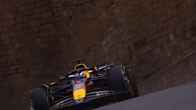 Verstappen marca el tiempo más rápido en Bakú y Leclerc estrella su Ferrari