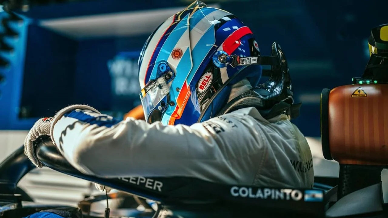Fotografía de Franco Colapinto abordo de su auto 