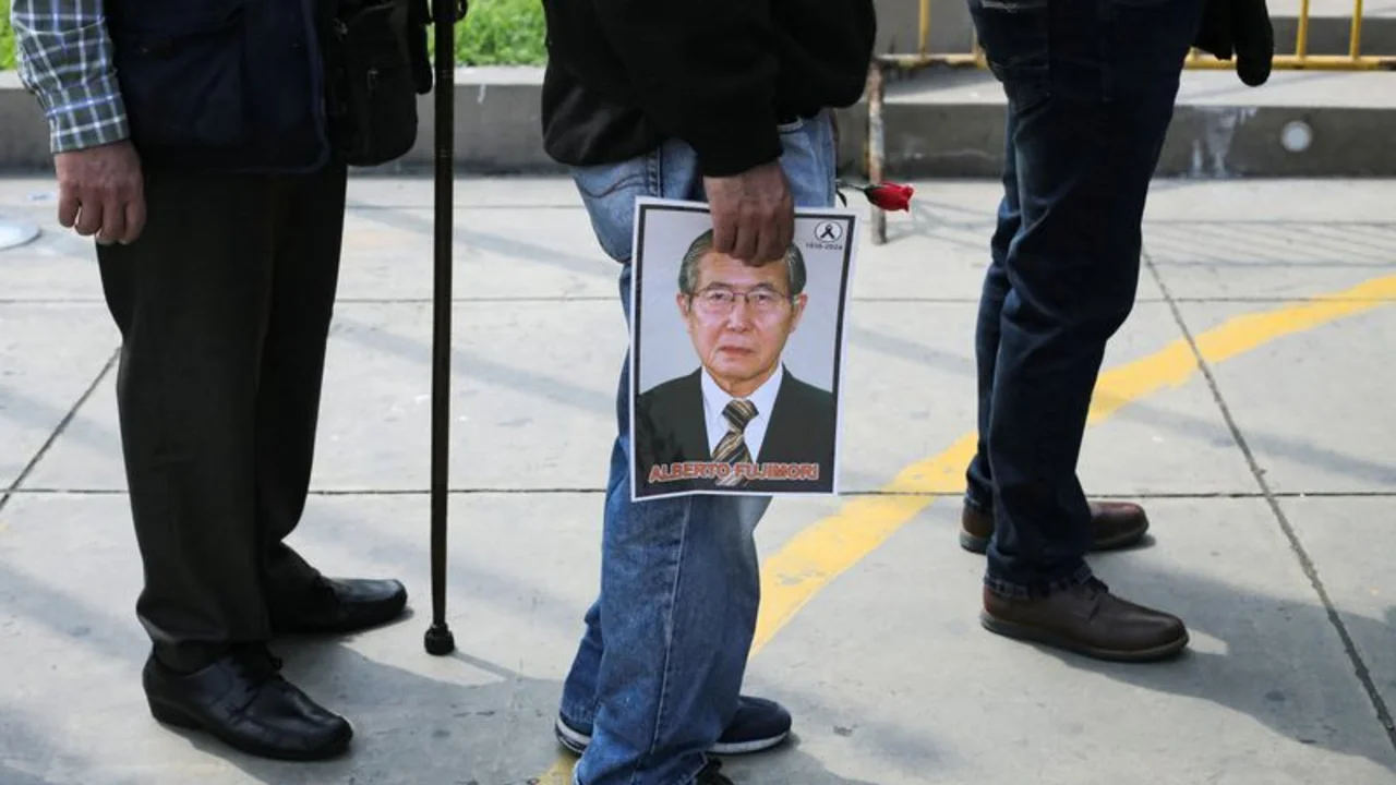 Miles despiden a expresidente Fujimori, cuya muerte vuelve a dividir a Perú