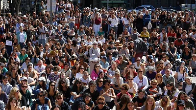 Centenares de personas se reúnen en Francia en apoyo de Gisèle Pelicot y de todas las víctimas de violación Centenares de personas se reúnen en Francia en apoyo de Gisèle Pelicot y de todas las víctimas de violación