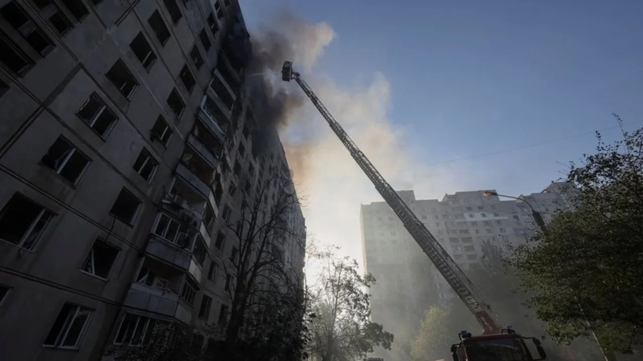 Una bomba rusa impacta en un edificio de apartamentos de Járkov y deja 41 heridos, dice funcionario