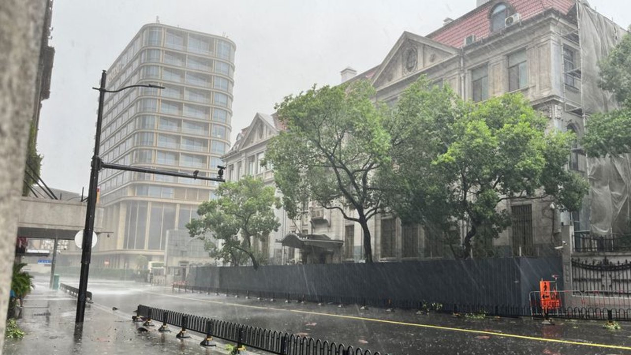 El tifón Bebinca azota Shanghái en la tormenta más fuerte que ha azotado la ciudad desde 1949