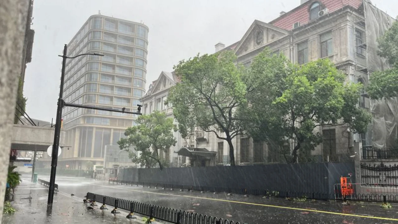 El tifón Bebinca azota Shanghái en la tormenta más fuerte que ha azotado la ciudad desde 1949
