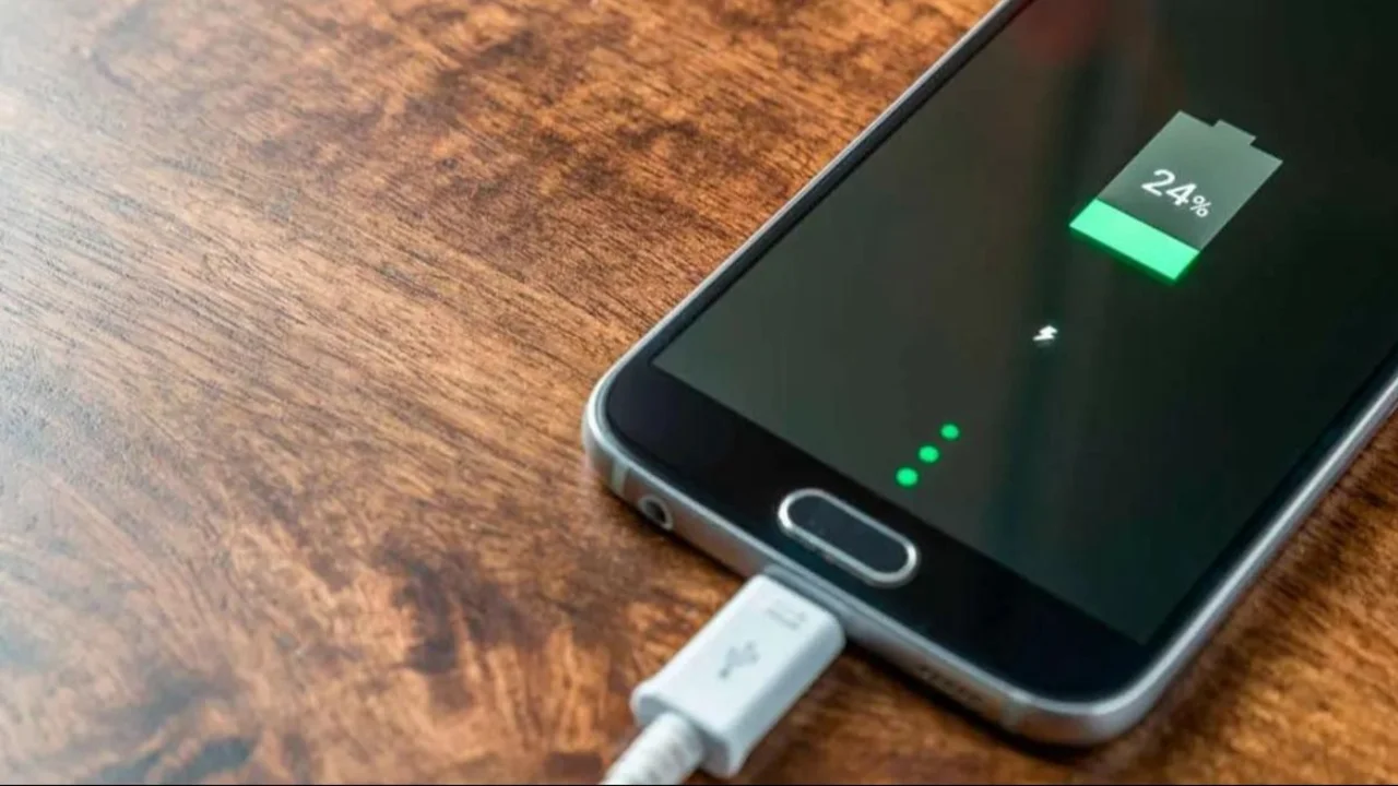 Qué pasa si cargás la batería de tu celular al 100%. 