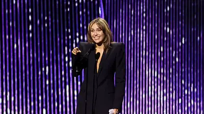 Demanda afirma que Miley Cyrus copió una canción de Bruno Mars para su éxito 'Flowers' Demanda afirma que Miley Cyrus copió una canción de Bruno Mars para su éxito 'Flowers'