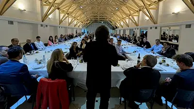 Con protestas en la puerta de Olivos, Milei agasajó a los diputados "héroes" Con protestas en la puerta de Olivos, Milei agasajó a los diputados "héroes"