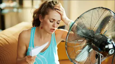 Persona acalorada fente a un ventilador. Persona acalorada fente a un ventilador.