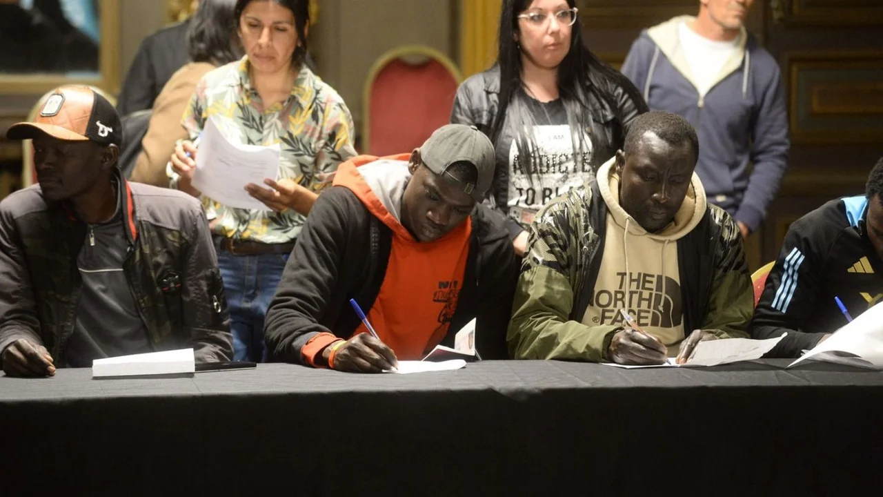 Venta ambulante: la comunidad senegalesa adhirió al programa municipal y deja la vía pública