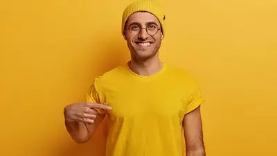 Hombre vestido de amarillo Hombre vestido de amarillo